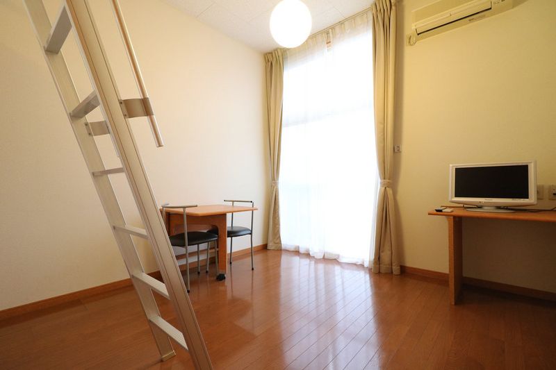 レオパレスタウンディ 居間