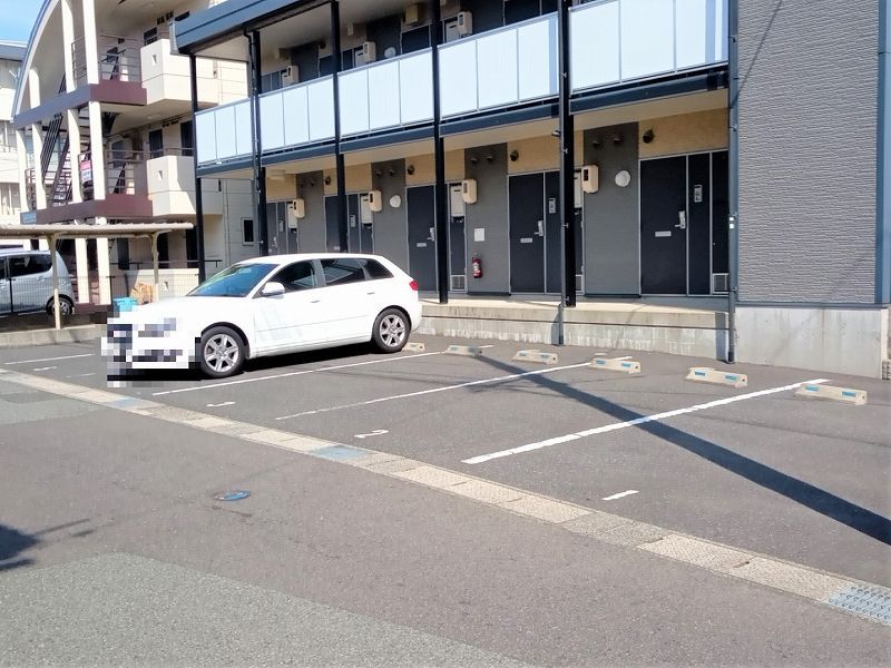 レオパレス湖山駅前 駐車場