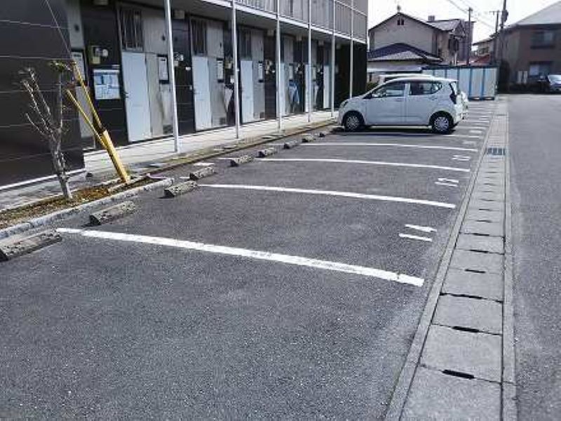 レオパレス栖 駐車場