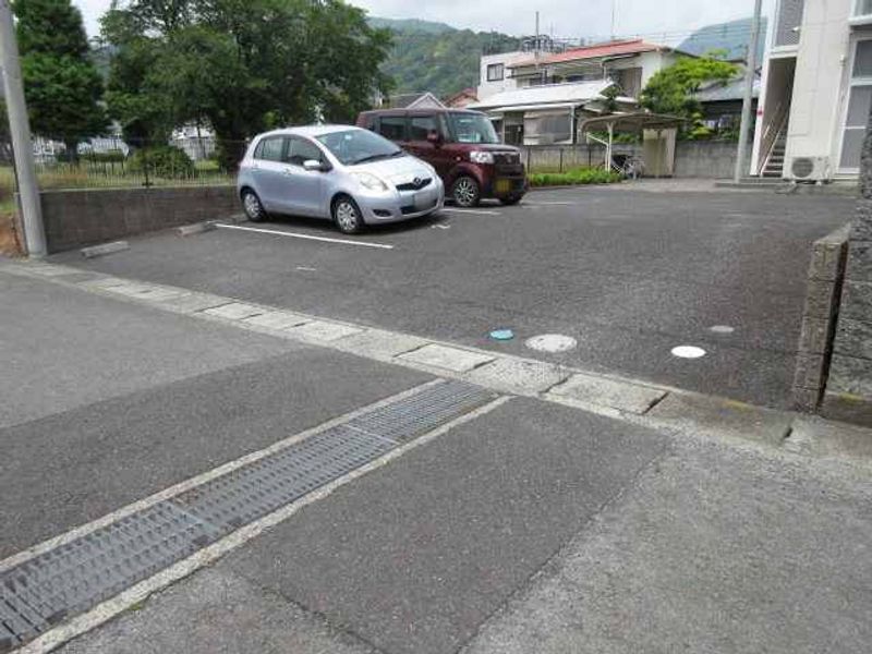 レオパレス亀ヶ原 駐車場