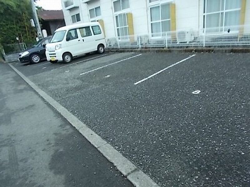 レオパレスフォレスト２１ 駐車場