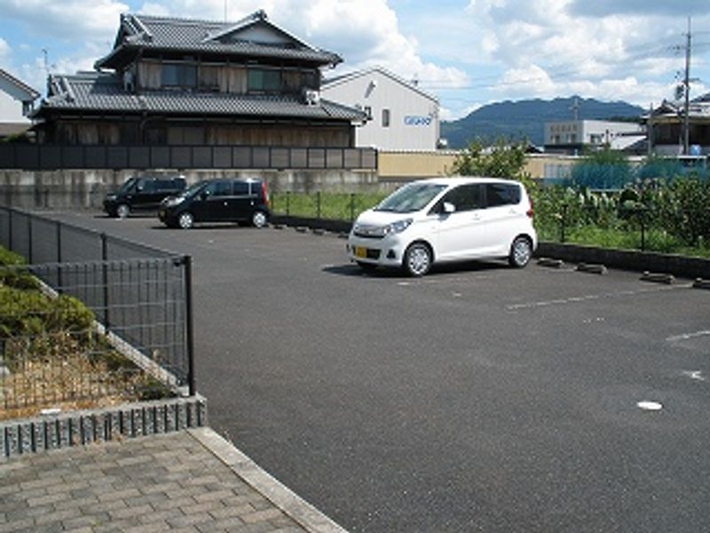 レオパレスプレジール 駐車場