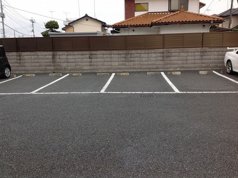 レオパレス東本町 駐車場