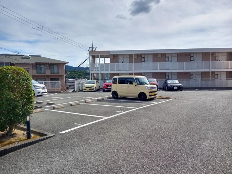 レオパレス多田４ 駐車場
