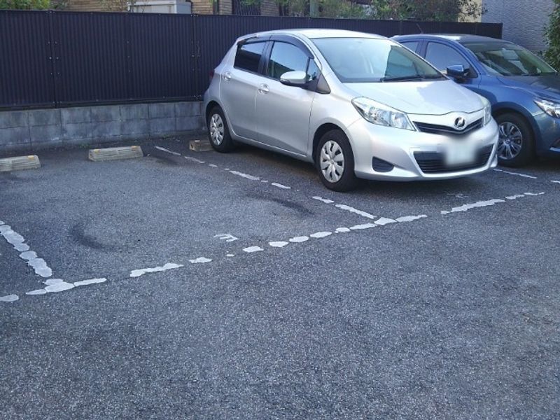 レオパレスモモハイツ 駐車場