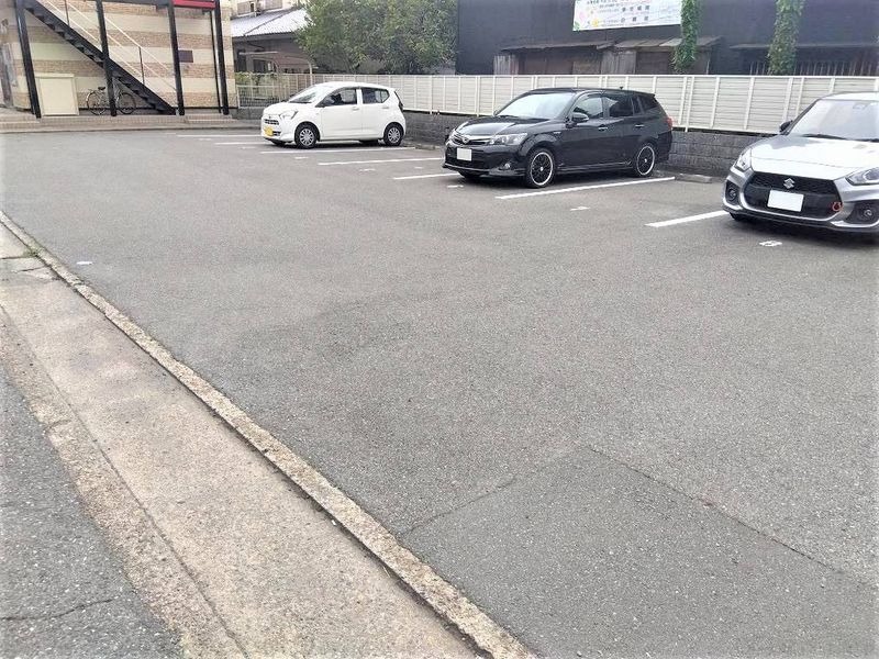 レオパレスＰＡＬＣＯＵＲＴ劉備 駐車場