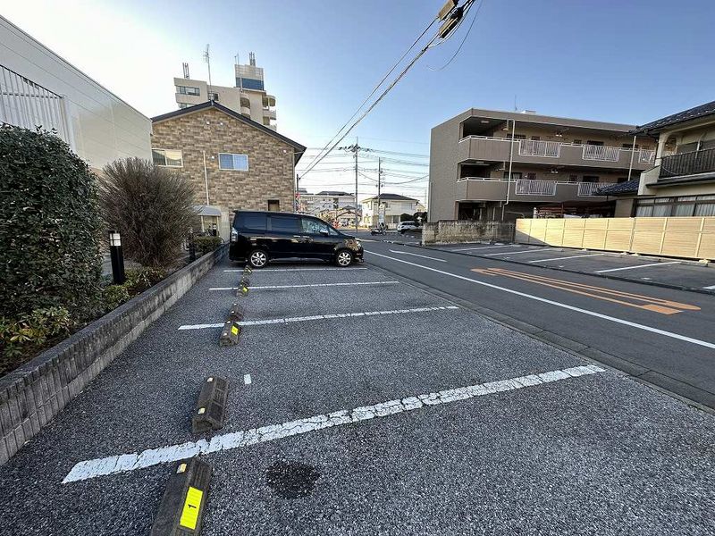 レオパレスノイエブルク 駐車場