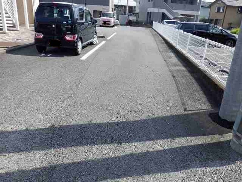 レオパレス幸−ＳＡＣＨＩ− 駐車場