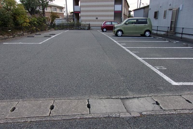 レオパレスファーストアベニュー 駐車場