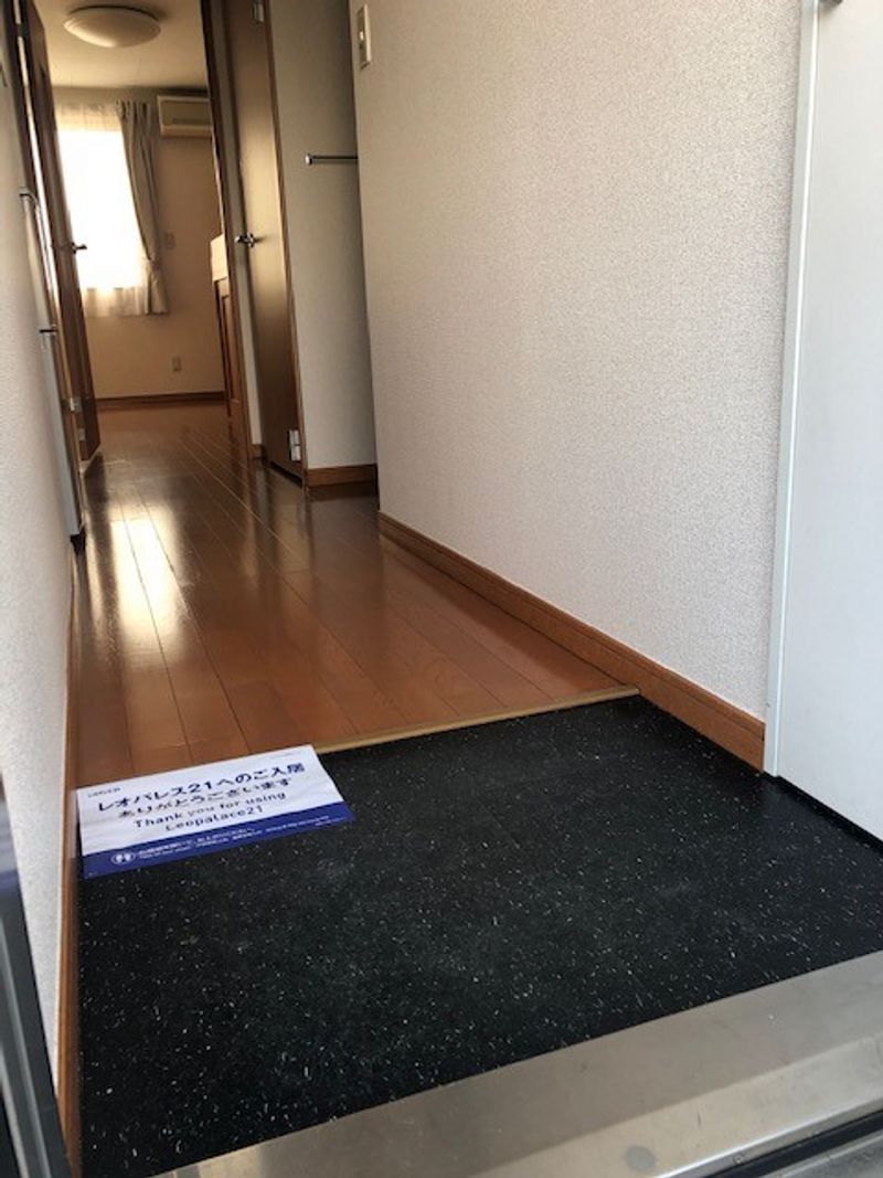 レオパレス清 玄関