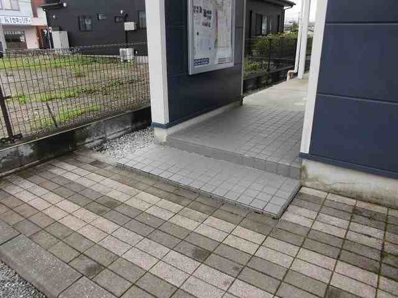 レオパレスポミカ エントランス