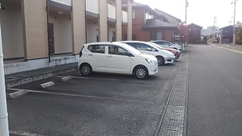 レオパレスＦ 駐車場