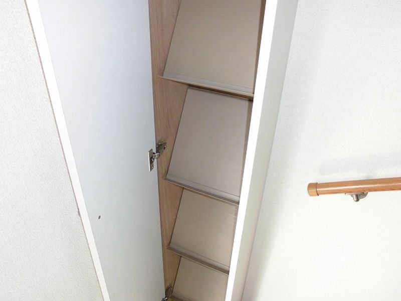 レオパレスアミティエ 玄関