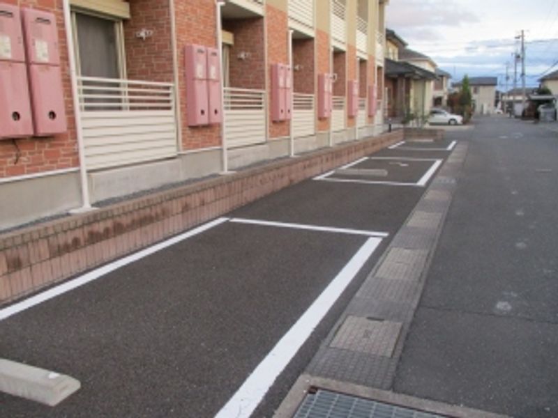 レオネクスト西新町 駐車場