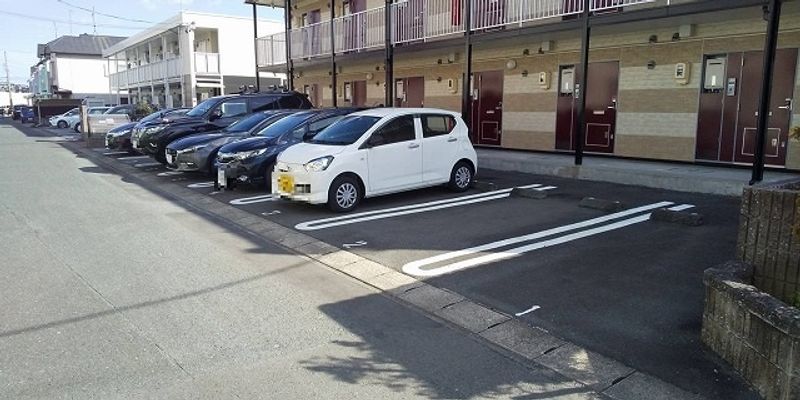 レオパレストレド 駐車場