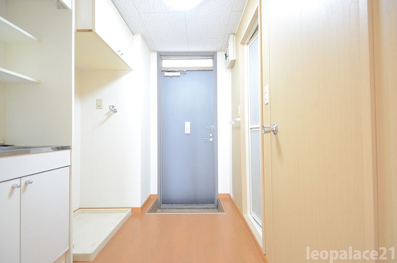 レオパレス潤 玄関