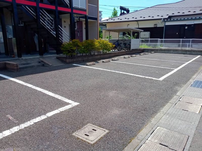 レオパレスリトルフラワーＢ 駐車場