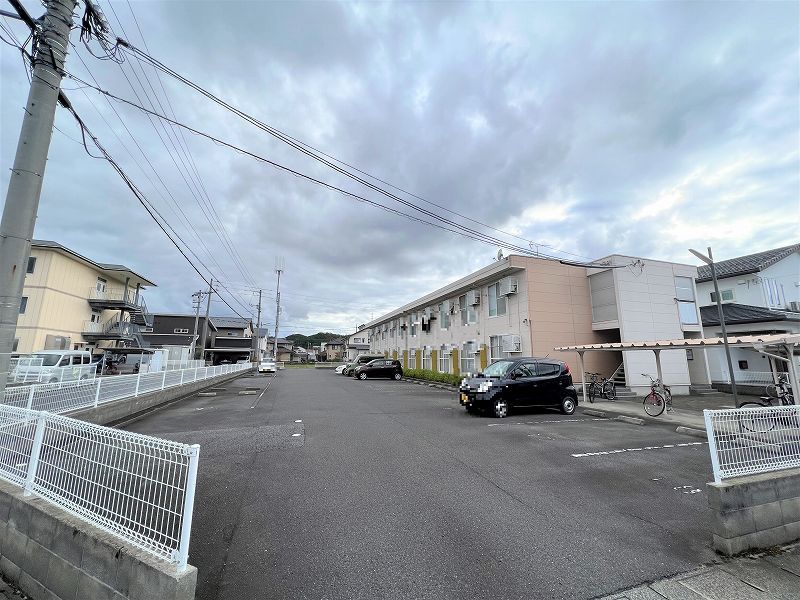 レオパレスアルシオーネ 駐車場