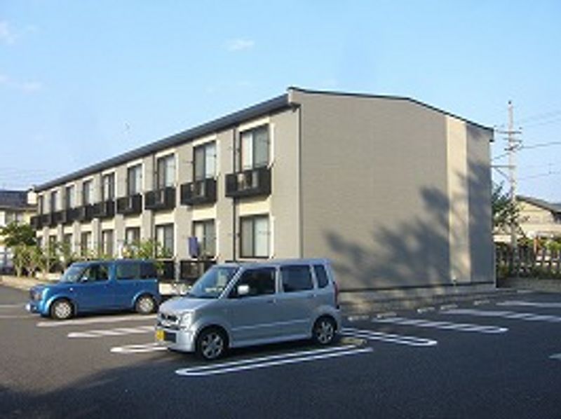 レオパレスアムールⅢ 駐車場