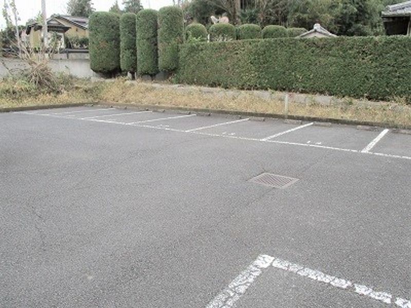 レオパレスマルミヤ 駐車場