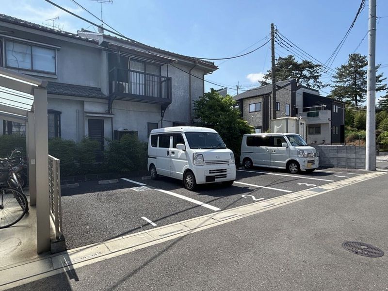 レオパレスフィットニア 駐車場