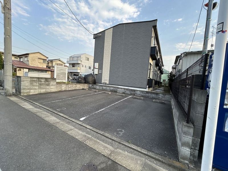 レオパレスパピーズスプリング 駐車場
