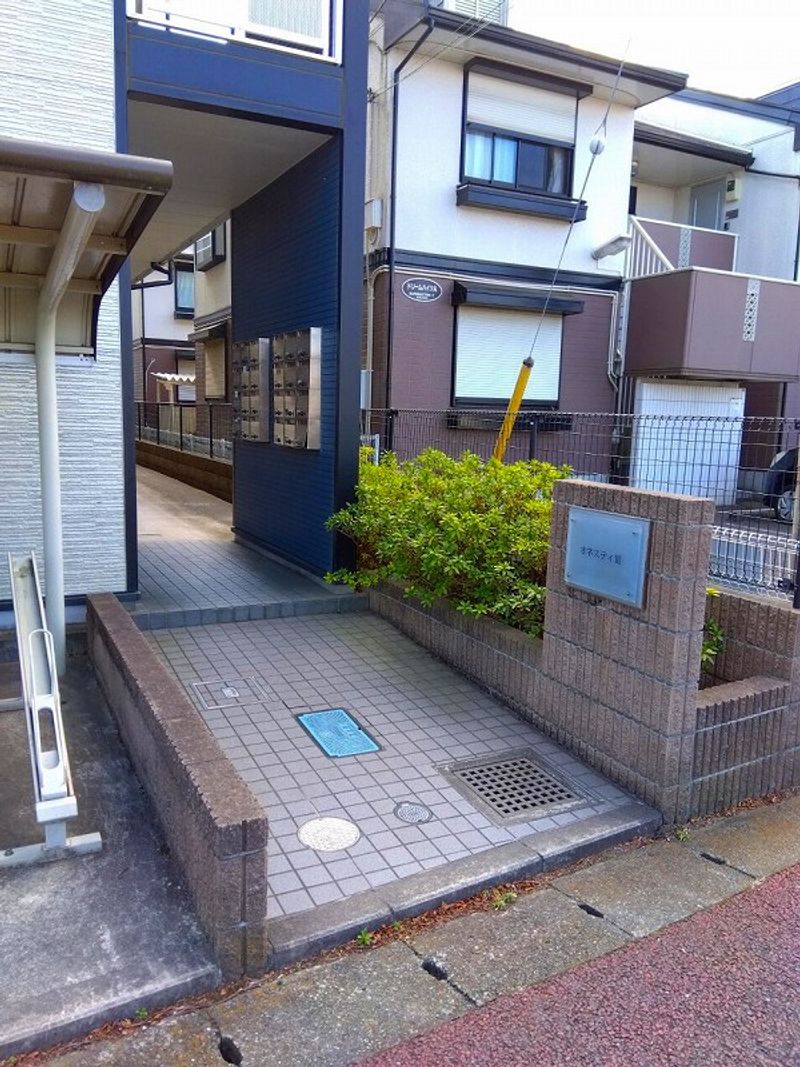 レオパレスオネスティⅢ エントランス
