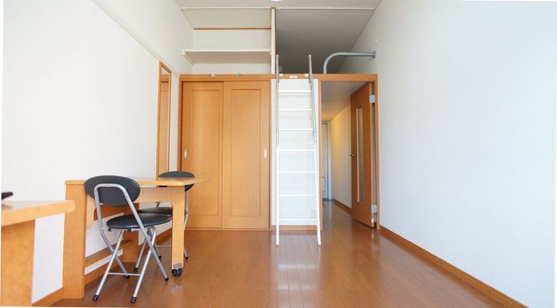 レオパレス石津川 居間