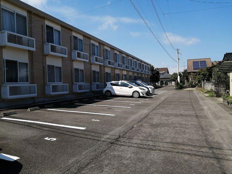 レオパレスティール 駐車場