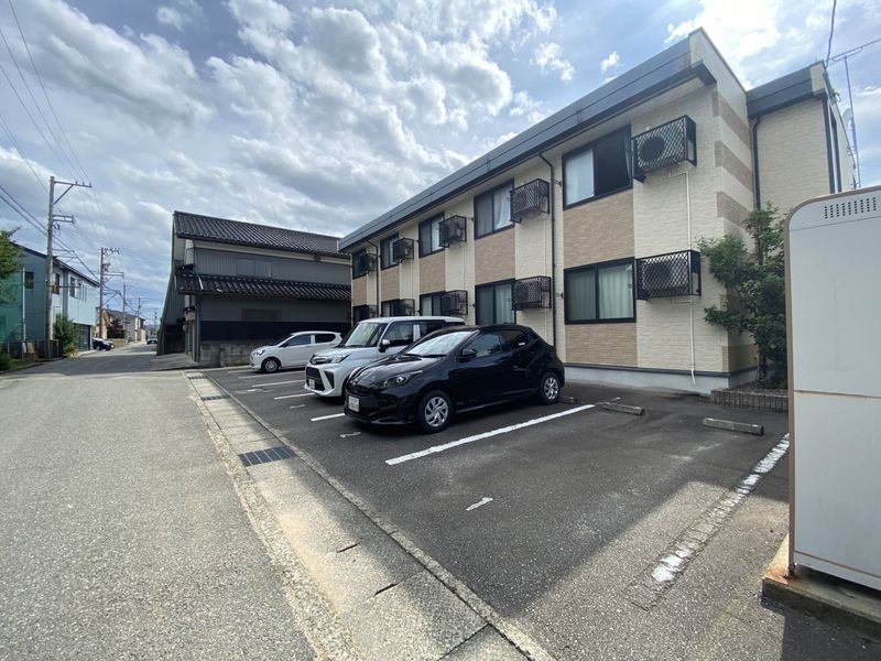 レオパレスアルブルⅡ 駐車場