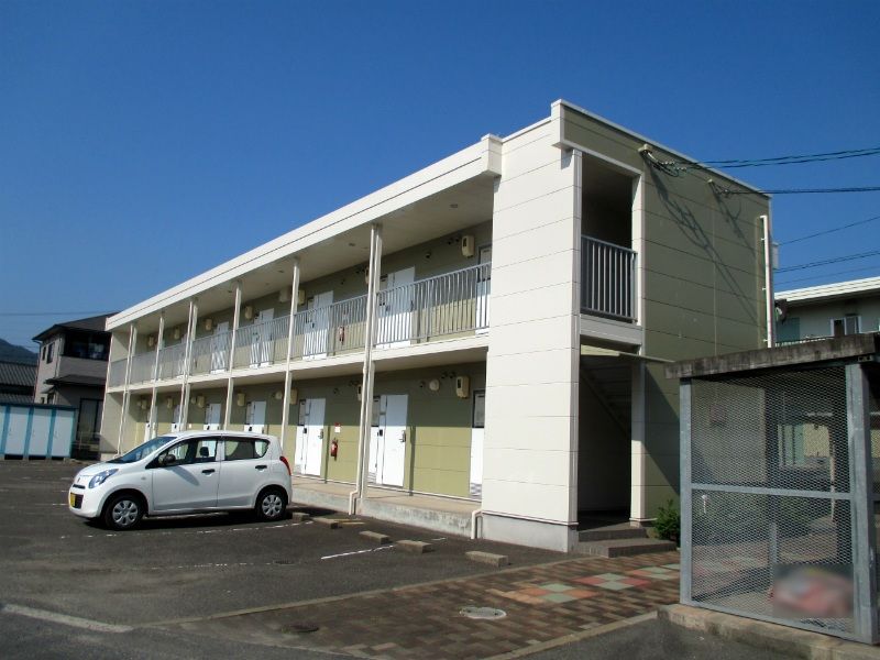 レオパレスこばな 玄関