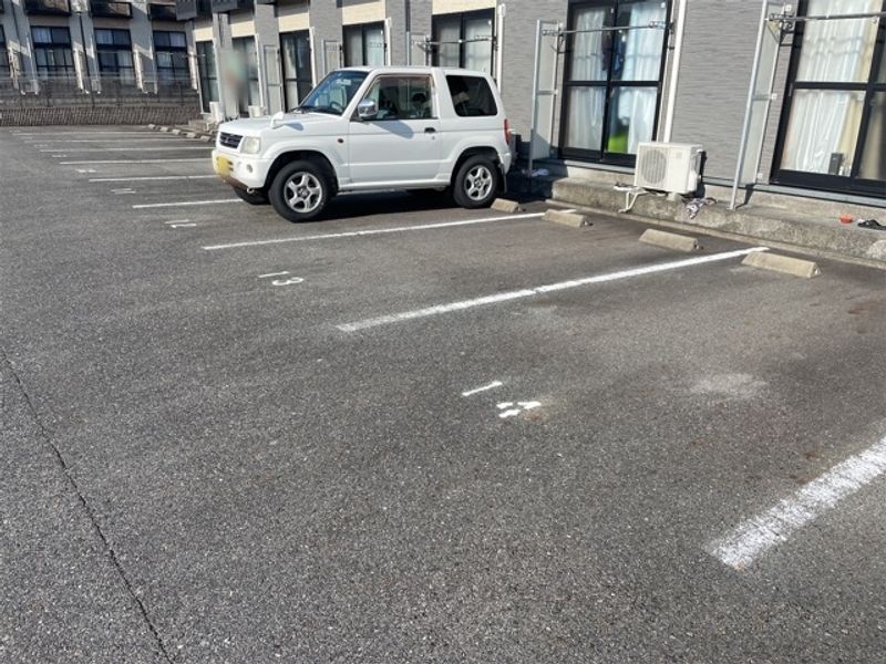 レオパレスポケットⅡ 駐車場