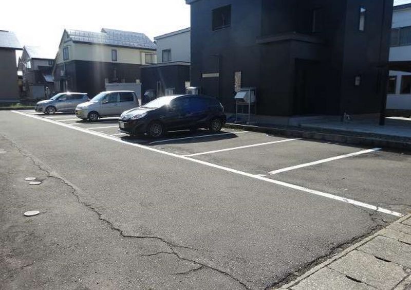 レオネクストＨＡＮＡ 駐車場