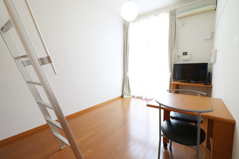 レオパレスシャンテ高宮 居間