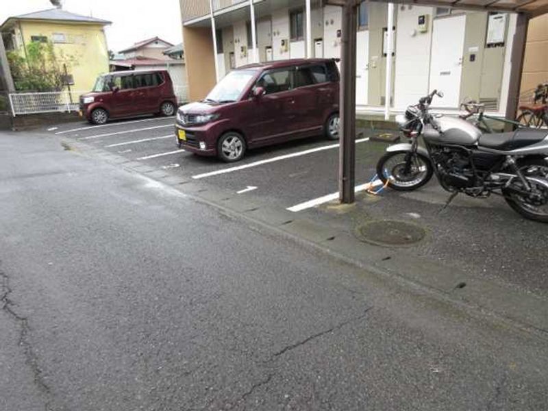 レオパレス梢 駐車場