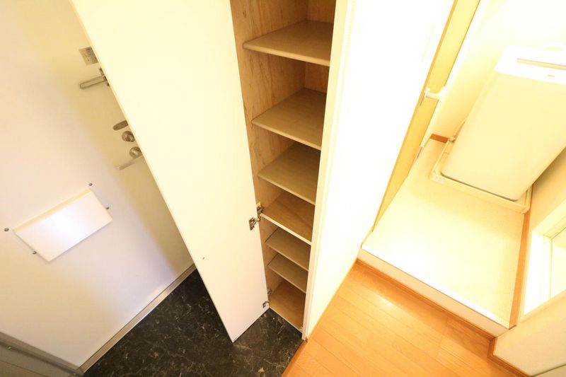 レオパレスヴィレッジ殿城 玄関