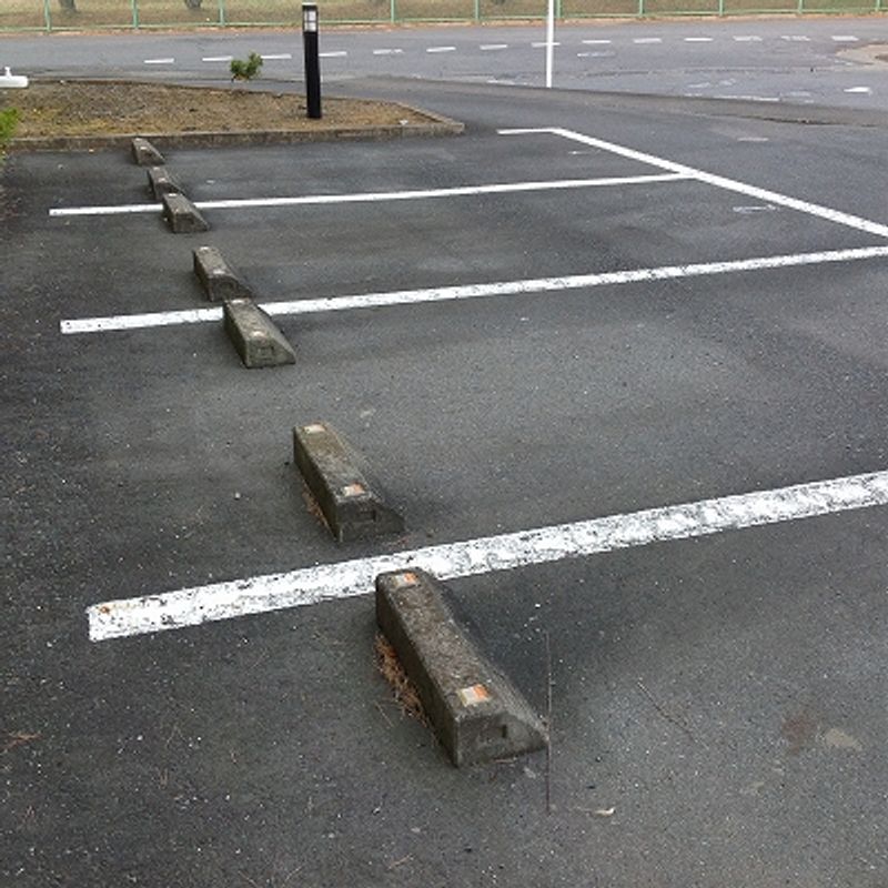 レオパレスルクスⅢ 駐車場