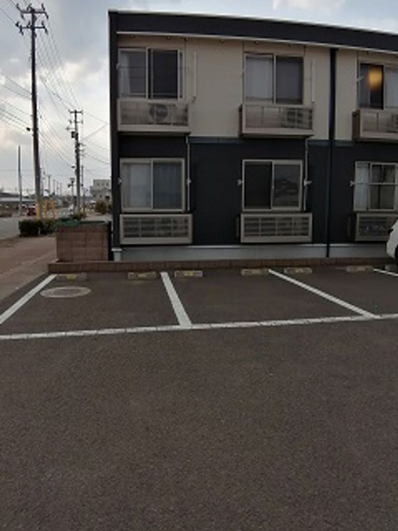 レオネクストＮＡＫＡＺＡＷＡ 駐車場