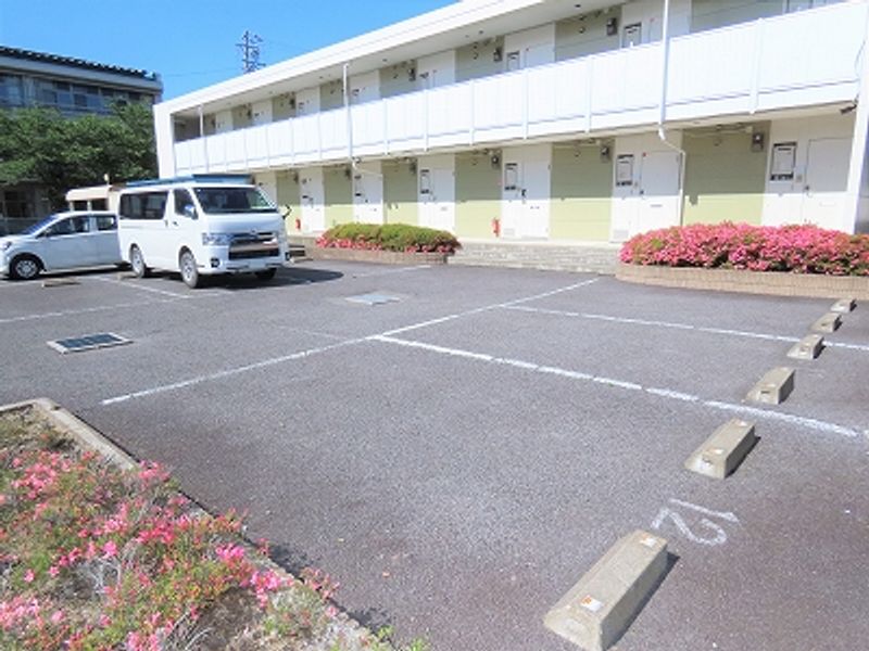 レオパレスサンフラワー 駐車場