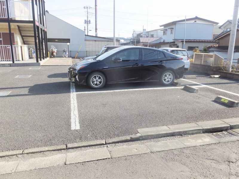 レオパレス絹 駐車場