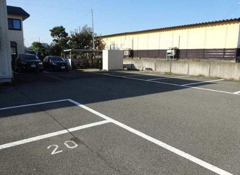 レオネクストＲＹＵＳＥＩ 駐車場