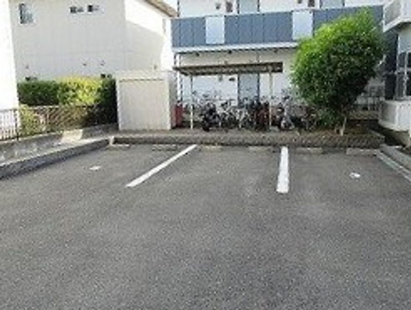 レオパレスル・ポン　ビアン 駐車場