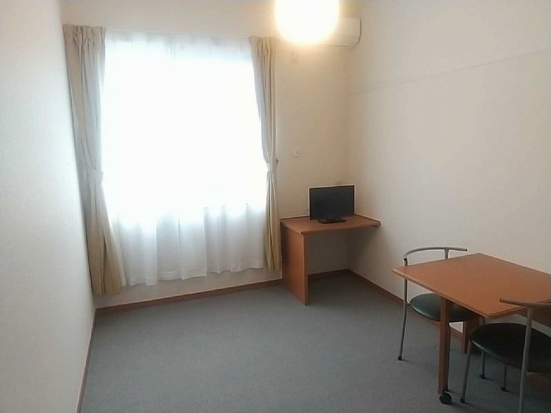 レオパレス鶴舞 居間