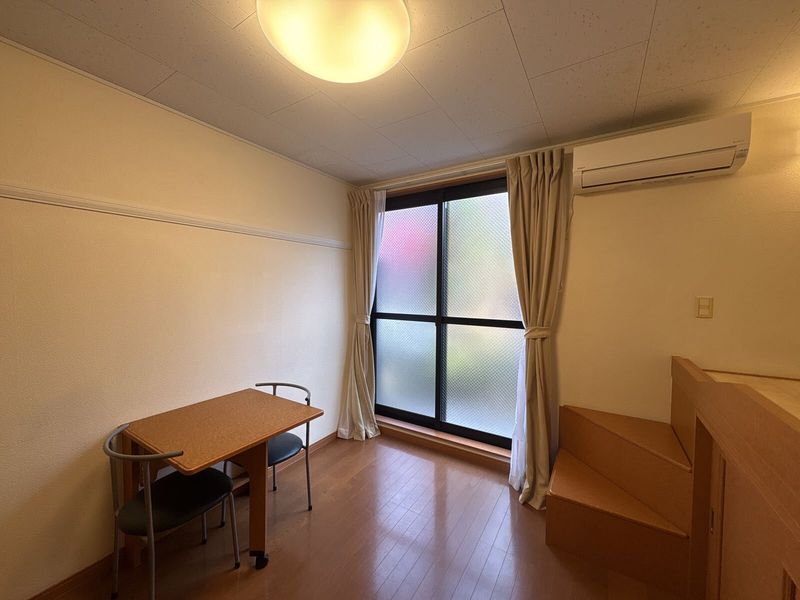 レオパレスグレイス 居間