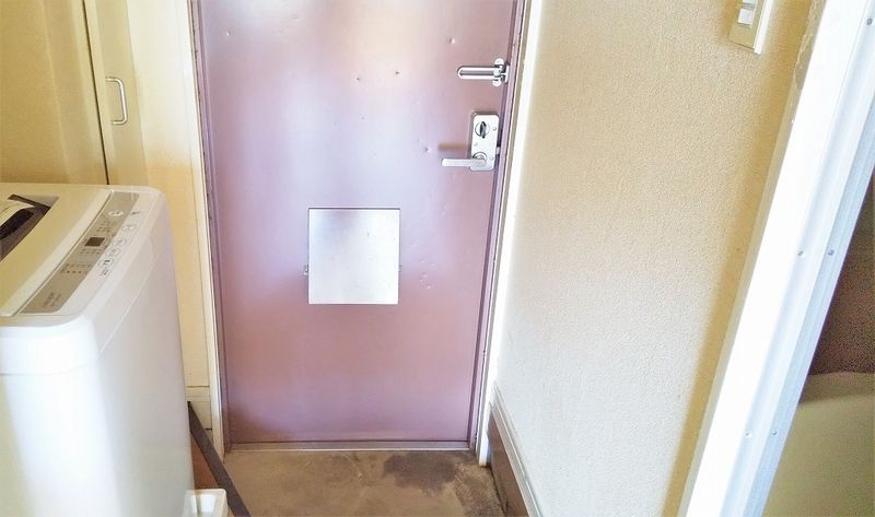 レオパレスロッキー 玄関
