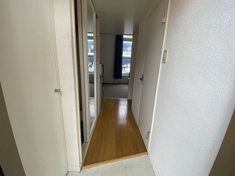 レオパレス八日市 玄関