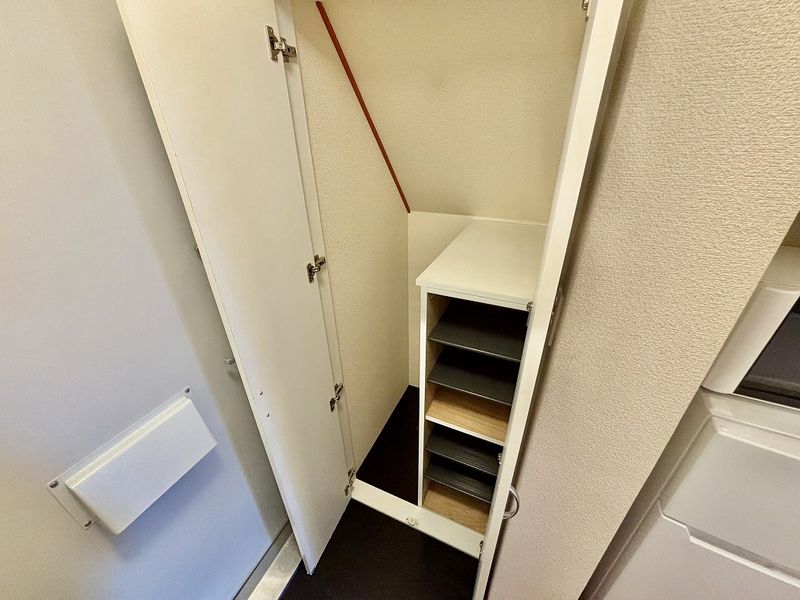 レオパレス愛宕 玄関