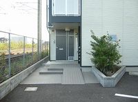 レオパレスティラーノ 玄関
