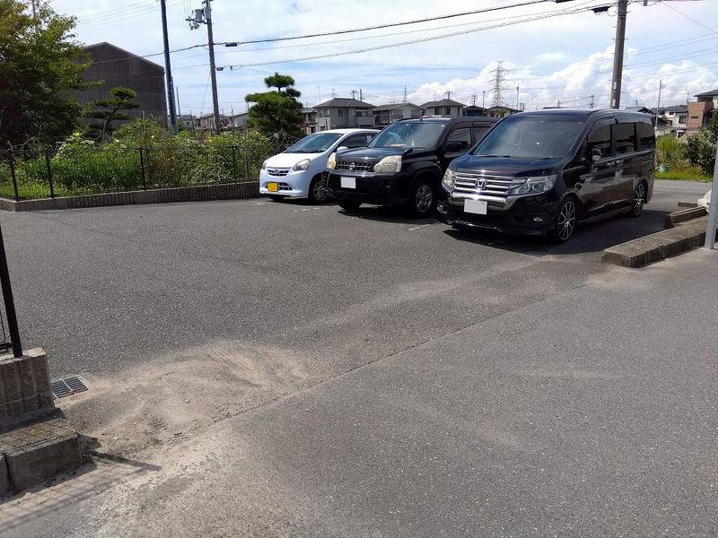 レオパレスサマール梅井 駐車場
