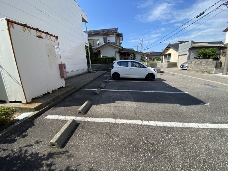 レオパレスグランシャリオＴ３ 駐車場